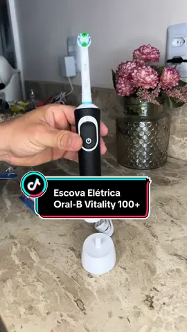 Obtenha a limpeza definitiva com a escova de dentes elétrica Oral B Vitality 100+! 100% mais remoção de placa Cabeça redonda: Rodeia cada dente para oferecer uma limpeza superior. * Cerdas verdes ficam amarelas indicando que está na hora de trocar o refil. *vs. escova de cerdas retas.