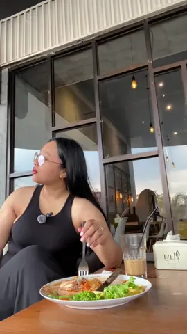 sambil memikirkan masa depan 💵👄