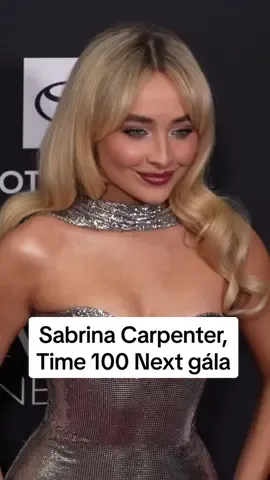 Sabrina Carpenter mesés látványt nyújtott az idei Time 100 Next gálán New Yorkban, ahová egy csillogó ezüst ruhában érkezett.🩶✨ #sabrinacarpenter #fashion #redcarpet 