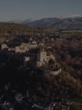 يَا زَمَاناً هَلْ نَسِيتَ المُسلِمَا ؟ نُورَ هَذَا الكَونِ رَواءَ الظَمَا أَقّمُراً كُنَا شُمُوساً أنـْجُمَا ومَضينا كَي نُغِيثَ الأُمَمَا نَنْشُرَ الحُبَّ وَنَمْضِـي قُدُمَا حُللَ النُورِ بِلاَدي فَاكتَسِيْ #fy #fyp #viral_video #explore #اكسبلور #خواطر #اقتباسات #فصحى #الأندلس #قصر_الحمراء #الحمراء #غرناطة #مصر #القاهرة #العراق #بغداد #المغرب #الرباط #وهران #جزائرية #سوريا_تركيا_العراق_السعودية_الكويت #حلب #لبنان #بيروت 