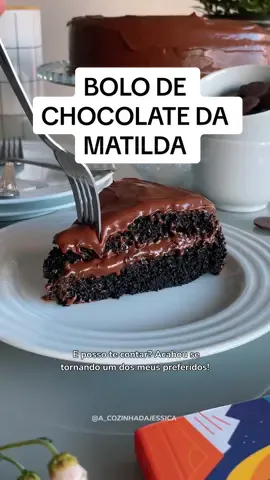 Quem já assistiu ao filme Matilda, com certeza lembra daquela cena marcante em que o menino Bruce é obrigado pela diretora Taurino a comer um bolo de chocolate inteiro. Confesso que se aquele bolo for tão gostoso quanto esse que eu preparei, o difícil mesmo é comer apenas uma fatia. Vem comigo aprender? 👇🏻 Ingredientes massa: - 04 ovos;  - 300g de açúcar mascavo | 1 1/2 xíc (chá); - 120ml de óleo | 1/2 xíc (chá); - 160ml de leite | 2/3 xíc (chá); - Uma pitada de sal; - 45g de cacau em pó | 1/2 xíc (chá); - 180g de farinha de trigo | 1 1/2 xíc (chá); - Uma pitada de bicarbonato de sódio;  - 10g de fermento químico | 2 col (chá); Ingredientes recheio e cobertura:  - 113g de manteiga | 1/2 xíc (chá); - 80ml de água | 1/3 xíc (chá); - 30g de açúcar mascavo | 2 col (sopa); - 320g de chocolate meio amargo + 40g de chocolate ao leite | 4 barrinhas e meia  - 300g de creme de leite | 1 lata;  Modo de preparo: 1 - Comece pelo ganache, pois ele precisa esfriar umas 8h em temperatura ambiente para firmar bem. O modo de preparo está no vídeo. Deixe-o esfriar com um plástico filme em contato até a hora de utilizá-lo no bolo.  2 - Prepare a massa de acordo com as instruções do vídeo. Eu utilizo o cacau black que é mais escuro e menos amargo que o cacau em pó convencional, mas se você tiver em mãos apenas o cacau convencional não tem problema. A pitada de bicarbonato de sódio ajuda a deixar a sua massa mais escurinha.  3 - Levo o bolo para assar em forno pré-aquecido a 180 graus celsius até que eu faça o teste do palito e ele saia limpo +-40 minutos. A massa é mais líquida mesmo, então não asse em forma de fundo removível porque vai vazar. A minha forma tem 22cm de diâmetro.  4 - Para a montagem do bolo, é só intercalar discos de massa com o recheio e finalizar com a cobertura. Eu fiz apenas uma camada de recheio, mas você pode fazer duas camadas sem precisar aumentar a quantidade dos ingredientes.  5 - Essa massa é bem úmida, não precisa de calda. Você pode levar o bolo para firmar na geladeira por umas 2h antes de servir caso sinta que o seu ganache precisa endurecer um pouco mais.  #bolo #bolodechocolate #receitadebolo #chocolate #receitasdeliciosas #matilda #matildachocolatecake #receitas #receitasfaceis 