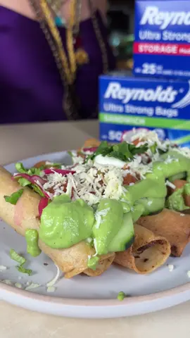 Así es como siempre tengo taquitos para dorar en mi congelador! Me gusta ser muy práctica en la cocina y esta es la forma más fácil de prepararme para un día en elque no sé qué cocinar.  Vas a necesitar:  Para los tacos: 1/2 kg de pecho de res cocido y deshebrado 2 papas cocidas 20 tortillas Sal y pimienta al gusto  1 Bolsa para congelador ultra resistente Reynolds   Para el Consomé: 2 tomates 3 dientes de ajo 1/4 cebolla 1 chile serrano 1/2 taza de puré de tomate  1 Bolsa Reynolds para almacenar Para la salsa: 6 tomates  4 dientes de ajo 1 mazo de cilantro 1/4 cebolla blanca Sal, pimienta y orégano al gusto 1 Bolsa Reynolds para almacenar   Salsa de jalapeño cremosa 10 jalapeños sin semilla 1 aguacate 1 limón amarillo o real Cilantro 1 diente de ajo 1/2 taza de aceite de oliva Sal y pimienta al gusto  Y para guardarlo todo te recomiendo usar las bolsas de Reynols porque cierran de manera hermética y aseguran que tu comida va a durar en perfecto estado.  #reynoldsmexico #bolsashermeticasreynolds #bolsasreusablesreynolds