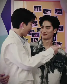 hablenme de friendship goals cuando mencionen al OffTay. Off y Tay se conocieron en un show en 2013 donde participaron junto a otros actores (entre ellos New). Se volvieron muy cercanos al punto de un tiempo vivir juntos. Son mejores amigos desde entonces y su apodo es Péng, que significa 