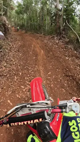 🚀🔥🐝 #cr125r2stroke💣 #trilhademoto #mundooffroad #adrenalina #vibe #amigosoffroad #moto #motocross #braap #renthal #gopro #terapia #sonhodecriança #roiabrasil #honda #amigos #cr125r2stroke #cr125 