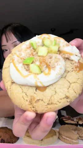 Crumbl of the week!! @Crumbl Cookies #mukbang #eatwithme #crumbl #crumblreview #crumblcookies #cookies #crumblcookiesoftheweek 