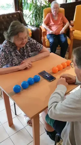 Tecnologia nas mãos a favor de atividades aos idosos. Estimulação cognitiva e sensorial. #idososaudável #envelhecimento #saude #idosos #brasil🇧🇷 #dançar #cognição #sensorial 