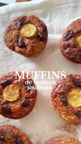 Muffins de banana saudáveis 🍌✨ Eles são perfeitos para o lanche da tarde, e também podem ser feitos em maior quantidade para durar a semana toda, ou congelar!  Ingredientes:  3 bananas 3 ovos  60g de farelo de aveia  3 colheres de sopa de adoçante (utilizei o stevia forno e fogão da @colorandinafoods) 🌱 1 colher de sopa de canela  1 colher de sopa de essência de baunilha 1 colher de sopa de fermento químico  Se você preferir uma porção individual, pode fazer apenas 1/3 da receita! ☺️ Para assar 🔥: 10 minutos na air fryer a 160 graus ou 20 minutos no forno a 180 graus, no microondas também dá certo!  Já me segue para mais receitas fáceis e saudáveis como essa! 💡🍌✨