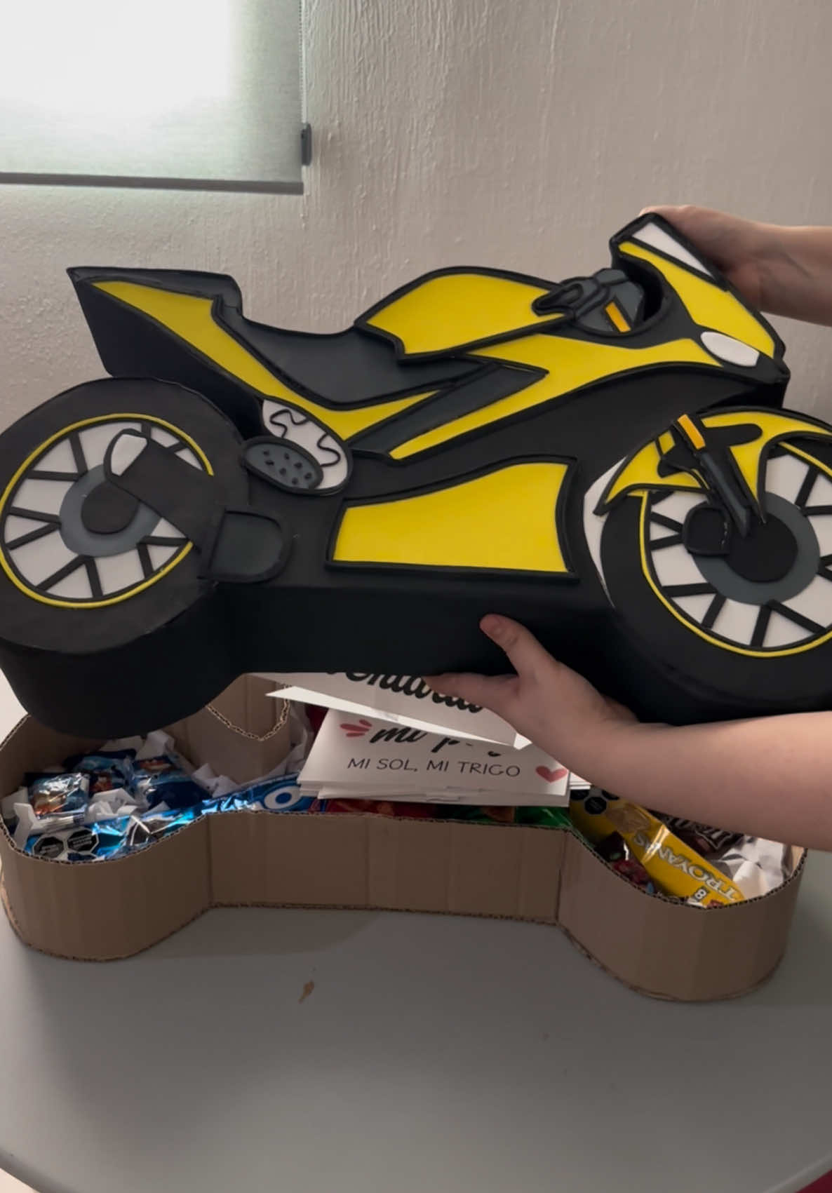 🔥🏍️ ¡Lleva la adrenalina al máximo con esta caja personalizada en forma de moto! 🎁💛   #CajasPersonalizadas #MotoLovers #RegalosÚnicos #detallesconestilo 