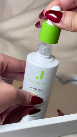 Les presento el nuevo integrante de mi rutina de Skin care 😍 El PHAbulous Chemical exfoliant de Jess Beauty 💚✨ Con un 7% de PHA (glucanolactona) y aceite de semilla de macadamia. Está meticulosamente formulado para: 💚Eliminar suavemente las células muertas de la piel 💚Fortalecer la barrera cutánea 💚 Retener la humedad 💚 Revelar una tez más brillante, más clara y una textura sedosa. Puedes aplicarlo de día o de noche, lo importante es no aplicarlo al mismo tiempo que el retinol ni la vitamina C (aplicalo en los días de descanso de estos) 2 o 3 veces por semana 👌🏼 y por supuesto no olvides tu protector solar. Déjame en los comentarios si quieres adquirirlo y te envío mi código de descuento del 15% 🤭😉 . . @Jess Beauty Brand  #metime #wellnessmeetskbeauty #jessbeauty #phabulous #exfoliantequimico #skincare #beauty #cuidadofacial