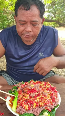 một người đàn ông nấu món salad cay bò rất ngon#eating #Mukbang #eatingshow #FoodChallenge #EatWithMe #ASMRMukbang #Foodie #EatingShow #EatingShow 