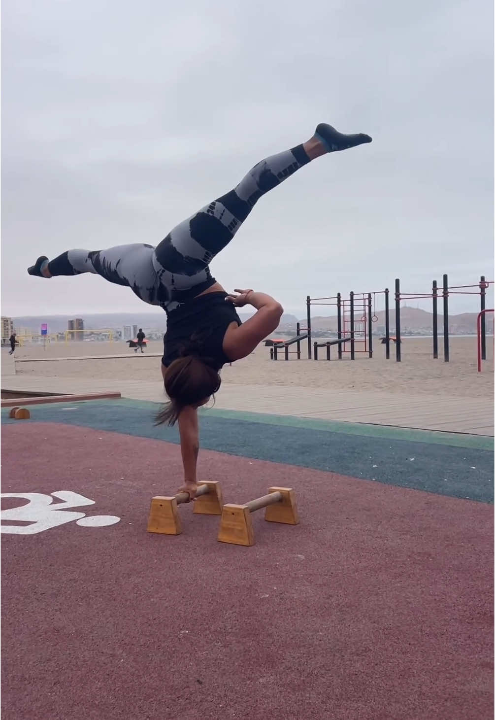 Calisthenics girls. 👏🏻👏🏻💪🏻 #calisthenics #calistenia #streetworkout #fyp #calisthenicsgirls #mulher #treino 