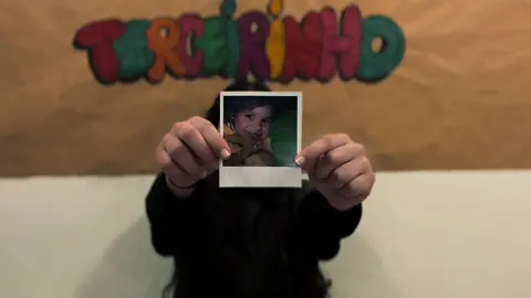 “Do passado ao presente, a infância sempre deixa marcas. Aqui está nosso “antes e depois” para relembrar as memórias que moldaram quem somos hoje! 🎥✨ #DiaDasCrianças #CrescendoJuntos”#terceirao #trend #polaroid #fyp 