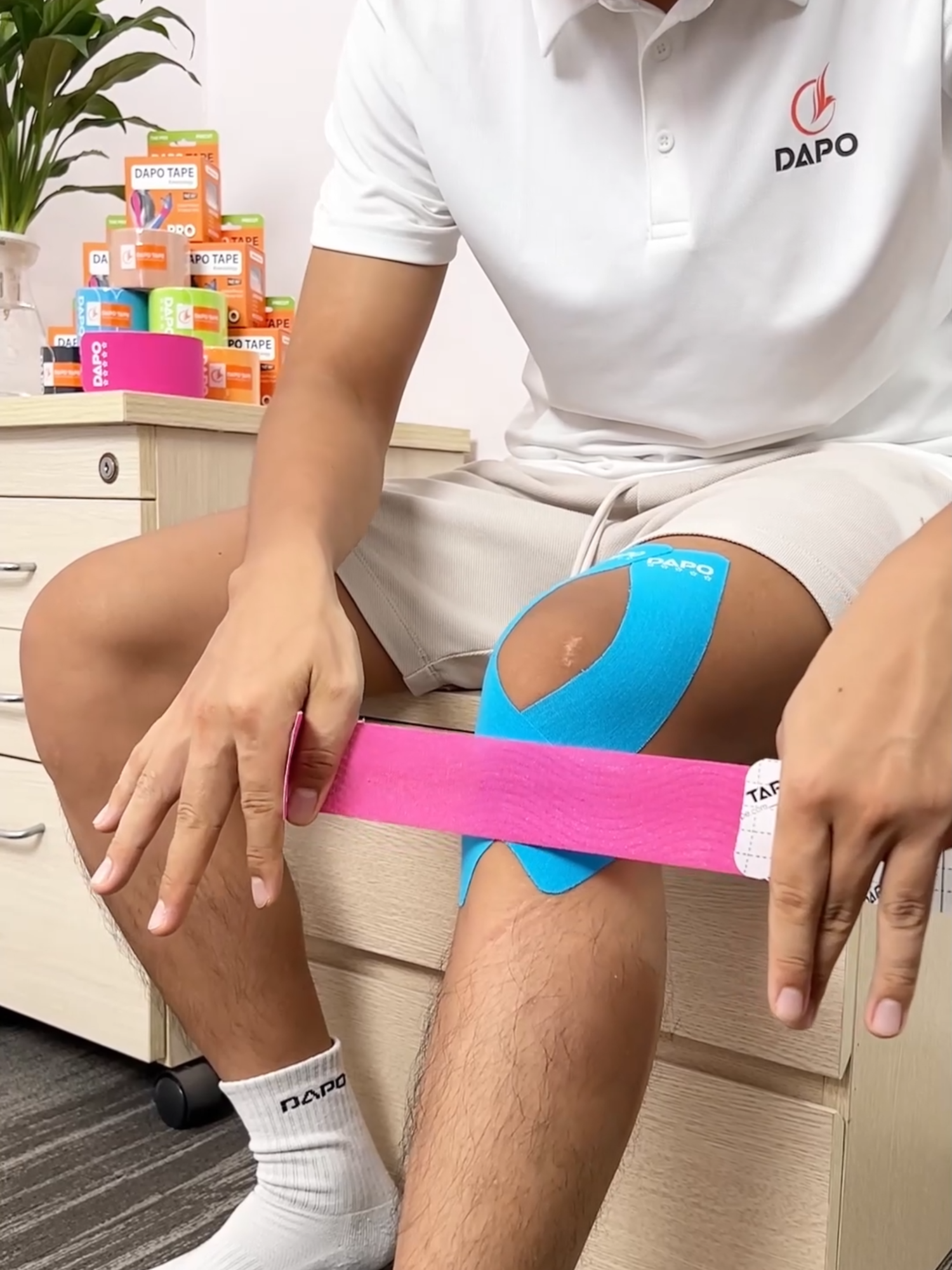 ✅Phòng ngừa chấn thương đầu gối hiệu quả với băng dán cơ DapoTape 🏆ƯU ĐIỂM VƯỢT TRỘI của Băng dán cơ Dapo Tape ✅Độ bám dính chắc chắn, bền bỉ suốt thời gian tập luyện, thi đấu ✅Khả năng chống thấm mồ hôi tốt hơn ✅Keo Acrylic y tế, không chứa cao su và oxit kẽm, an toàn cho da ✅Độ đàn hồi tối ưu, giúp mọi vận động thoải mái nhất ✅Phòng tránh chấn thương, hỗ trợ phục hồi, giảm đau mỏi cơ hiệu quả. ✅Phù hợp với tất cả các nhóm cơ, các môn thể thao, kể cả bơi lội. ✅Phiên bản dài 20cm cực kỳ tiết kiệm và phù hợp cho các nhóm cơ nhỏ và vừa 💎 CAM KẾT CỦA DAPO TAPE Sản phẩm chính hãng Đổi mới (1 đổi 1) trong 7 ngày nếu có lỗi của NSX ------------------------------------------------ DAPO TAPE - ĐỒNG HÀNH CÙNG ĐAM MÊ CỦA BẠN ------------------------------------------------ Đơn vị phân phối: Công Ty cổ phần thể thao Dapo #bangdanco #bangdancothethao #bangquantheothao #bangquancochan #bangcuoncochan #bangquandaugoi #bangkeo #bangkeothethao #bangcaosunon #bongdaphui #bongdavietnam #bangkeothethao #chanthuongthethao #daychangcheo #vatlytrilieu #phukienthethao #chaybo #gym #boxing