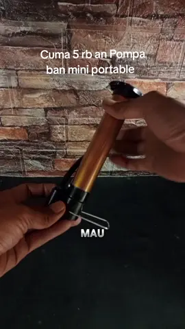 Pompa ban mini portable berguna banget klo LG kempes ban motor ditengah jalan jauh kemana mana #pompabanmini #pompabanportable #pompabansepeda #pompaban 