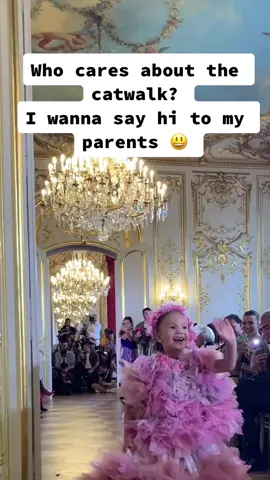 Chiilsren at fashion show! Love seeing kids greeting their families in the middle of a catwalk #kidsfashion #fashionshowkids #parisfashionweek #kidsmodels 