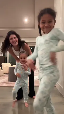 kylie, stormi and aire 🥹🤍 #kyliejenner #stormiwebster #airewebster #family #fyp #viral 