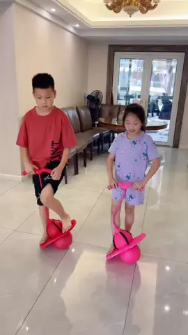 This jumping design can meet the children's natural love of play, so that children are no longer addicted to mobile phones, so that they like sports, thus promoting development#bouncyball #jumpingball #childdevelopment #toy 