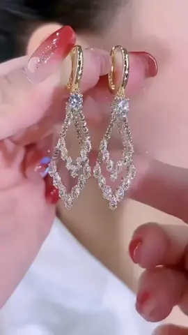 🎁💕Beautiful or Not?✨ #foryoupageofficiall #foryoupage❤️❤️ #foryour #jewelry #earrings #earringslovers #earringstyle #beautiful #gift #giftforher #chrimstmas