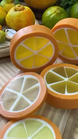 Já viu um sabonete assim? 🧼✨ O que você acha desses sabonetes mais elaborados, que exigem técnicas avançadas e várias etapas para chegar a esse resultado incrível? Para esse, usei essência de Laranja Lima com extrato de tangerina! 🍊 O mais incrível na saboaria é a liberdade criativa que ela te dá. Você pode ir além e criar produtos únicos e encantadores! 🌟 Quer aprender mais sobre esse universo criativo? Me segue e descubra como fazer criações incríveis aqui comigo! #saboaria #sabonetedelaranja #SaboneteDeTangerina #mundodasaboaria #SaboneteArtesanal #SaboariaCriativa #saboariaartesanal #SabonetesDecorativos #LaranjaLima #essenciadelaranja #essenciadelaranjalima #essenciadetangerina #SaboariaAvançada #CosméticosNaturais #CriatividadeSemLimites #cosmeticoscriativos #façaevenda #rendaextra #facavocemesmo #DIY #peterpaiva 