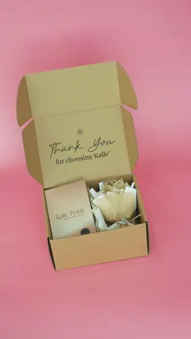 SET QUÀ TẶNG 20.10 TỪ KALLE' Tặng nàng mùi hương yêu thương - Thay lời muốn nói Tháng 10 này, Kalle' đã chuẩn bị một món quà đặc biệt dành riêng cho những người phụ nữ quan trọng nhất trong cuộc đời bạn. Set quà được chuẩn bị chỉn chu, đủ sắc hương thơm ngọt ngào và quyến rũ, sẵn sàng thay bạn gửi gắm những tình cảm chân thành và sâu sắc nhất. Set quà tặng 20.10 nhà Kalle' bao gồm: *01 hộp đựng quà kèm thiệp viết tay và túi giấy 01 set 2 chai nước hoa best-seller 10ml • 01 bó hoa khô xinh xắn Set quà chỉ được mở bán duy nhất trong tháng 10 này. Nhanh tay chốt đơn để những nốt hương của Kalle' làm cầu nối, đưa yêu thương bay xa hơn, sâu lắng hơn và đọng lại mãi mãi. #Kallefeum #Kalle #parfum #perfume #nuochoa #perfumes #perfumecollection #perfumelovers #fragrances #scent #extraitdeparfum #extrait #journeyofthesoul