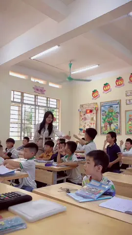 Bên cạnh những tin tức tiêu cực về ngành nghề của mình, tôi vẫn có niềm tự hào mãnh liệt với con đường mà mình đã chọn. Không chúc em gấm vóc lụa là, chỉ chúc em mãi nở nụ cười trên môi❤️ #gvtieuhoc #samson 