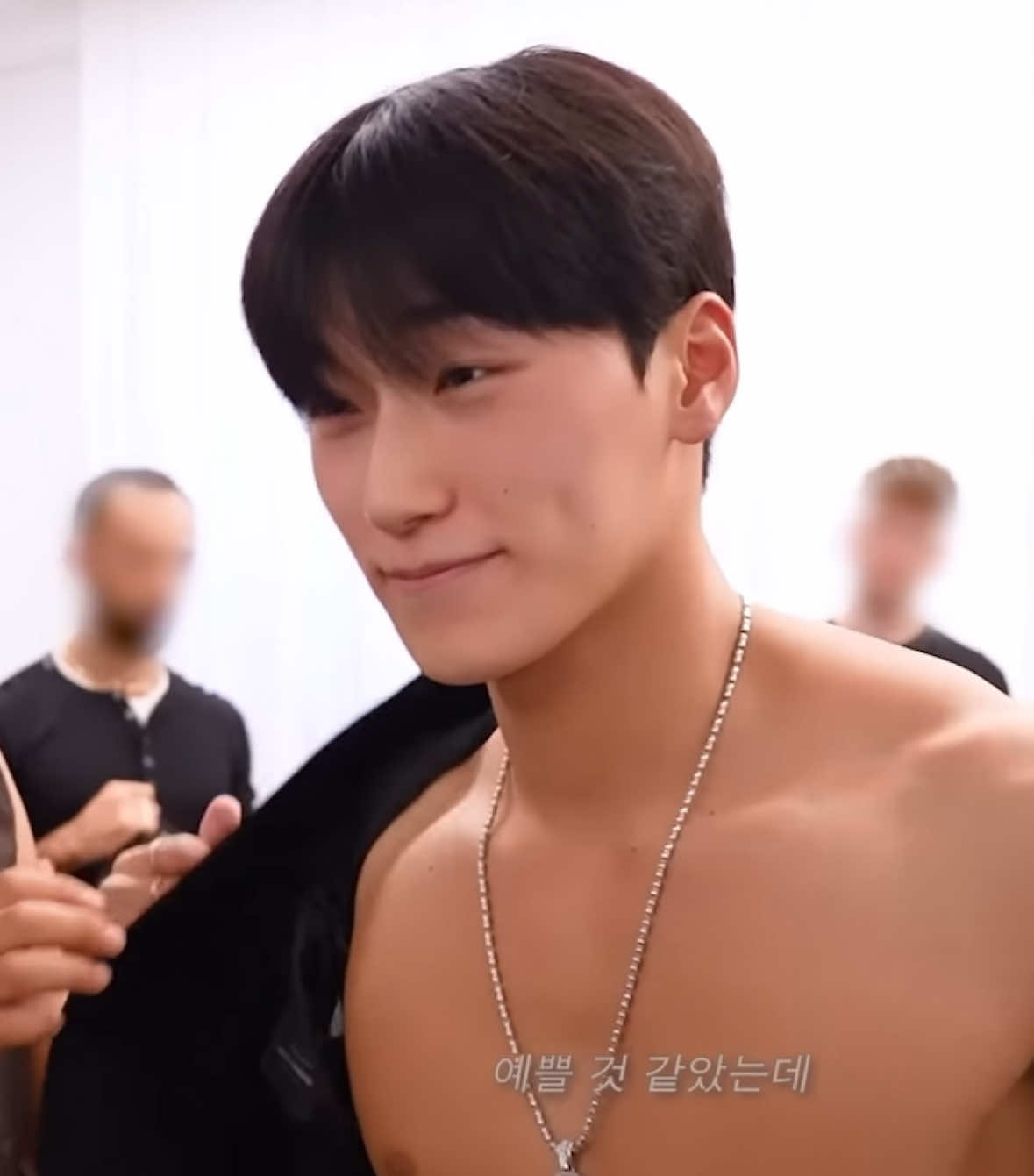 Not his shoulders being too broad 😭 #choisan #チェサン #최산 #dolcegabbana #viral #fypシ #에이티즈 #trending #ateez @Dolce & Gabbana 