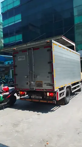 kedatangan mobil box siap bongkar barang #mitsubishi 