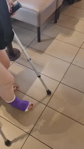let's have fun . #béquilles #bequille #slc #sslc #crutches #crutcheslife #resineviolette #crutcheschallenge #crutchesgirl 