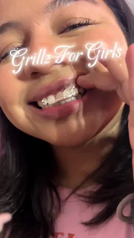 Silver Custom 3 piece 🩶🤍  Price: $250  $20 deposit (Impression Fee)  Free Quotes DMs are open 💌 2 Payment Plan ✍️ 1-2 week turn around  Grillz | Tooth Gems | Teeth Whitening  📍Dallas, Tx 75234 📍Houston, Tx Oct 20th @thatshotmarket  Any Questions? DM’s are open. Free consultations ✨ #grillz #silvergrillz #customgrillz #explore #fyp  #girls #girlz #pink #silver #grillz #grills  #fyp #fy #dallastx #gold #10kgold #dallasgrills #dallasgrillz #explorepage✨ #toothgems #dallastoothgems #silvercustomgrillz