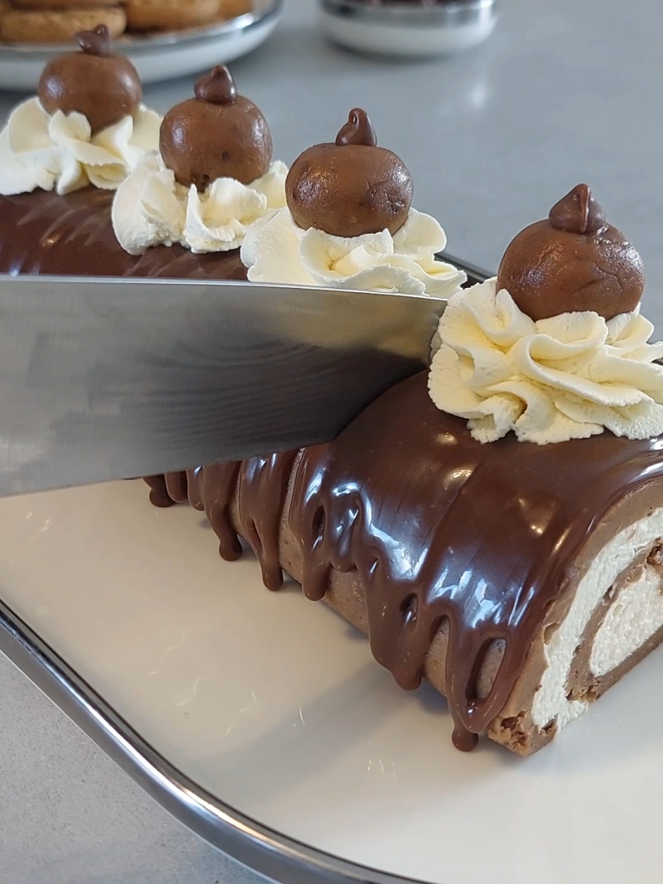No bake chocolate chip cookie and cream roll 😋 #nobake #chocolatelover #chocolatechipcookies #asmrsounds #Foodie #EasyRecipe #homemade #delicious 