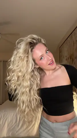 She’s a confident curly queen💅🏻 #hairtok #curlyhairstyles #curls 
