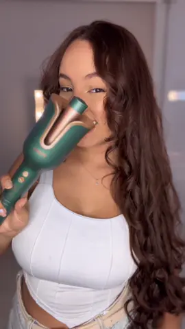 Estou apaixonada pelo Modelador de Cachos PEC16VD da Philco! Ele é super prático e perfeito para quem quer modelar o cabelo com facilidade e rapidez!  Aqui estão os benefícios que fazem dele o meu favorito: ✨ Tecnologia de proteção dos fios 🔥 Ajuste de temperatura conforme sua preferência ⏱️ Sistema que avisa quando a mecha está pronta 💖 Resultados duradouros e cachos definidos ⚡ Super rápido e fácil de usar! E, claro, eu trouxe um mimo pra vocês: 10% de desconto com o 🏷️cupom THAIS10! p u b l i @Philco Brasil #philco #cabeloondulado #modeladordecachos #cachosdefinidos #dicasdebeleza