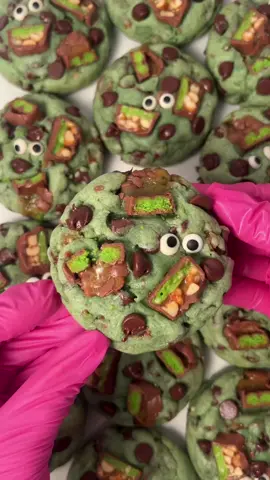 Candy Monster Cookies 💚🍫🍪 #cookies #chocolatechipcookies #cookiemonster #trickortreat #halloween #spooky #halloweencookies #fyp 