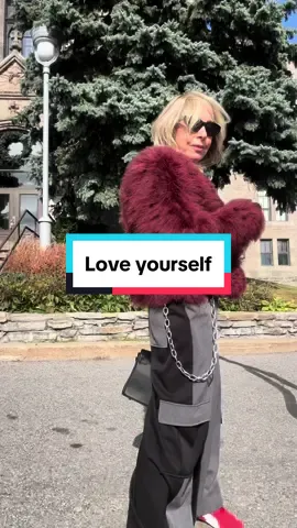 Fluffy! #outfitinspo #cargopants #beltchain #puma #featherjacket @LAMARQUE @theraggedpriest @H&M @PUMA 