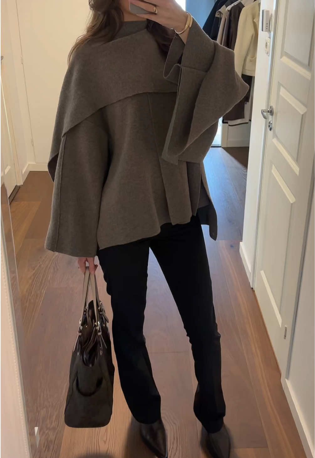 Cape coat outfit 🍂  #OOTD #zara #outfitinspo #fallfashion #styleinspo #outfitideas #fashiontiktok #fördig #zaracape #fyp #elegant 
