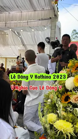 Lễ Dâng Y Kathina là một nghi lễ quan trọng trong Phật giáo Nam truyền, đặc biệt là trong cộng đồng người Khmer. Lễ này mang nhiều ý nghĩa sâu sắc:  * Tôn kính Tam bảo: Dâng y là hành động thể hiện lòng thành kính của Phật tử đối với Tam bảo (Phật, Pháp, Tăng).  * Cảm tạ chư tăng: Sau ba tháng an cư kiết hạ, lễ Dâng Y là dịp để Phật tử bày tỏ lòng biết ơn đối với công đức tu tập của chư tăng.  * Cầu mong an lành: Lễ Dâng Y còn mang ý nghĩa cầu nguyện cho quốc thái dân an, gia đình hạnh phúc, mưa thuận gió hòa.  * Chia sẻ và tương trợ: Việc dâng y là hành động thể hiện tinh thần chia sẻ, tương trợ lẫn nhau trong cộng đồng.  * Bảo tồn văn hóa: Lễ Dâng Y là một nét đẹp văn hóa truyền thống, góp phần gìn giữ bản sắc dân tộc. Trong lễ Dâng Y, người ta thường dâng những vật dụng gì?  * Áo cà sa: Đây là lễ vật quan trọng nhất, tượng trưng cho sự tinh khiết và thanh tịnh.  * Bình bát: Dùng để khất thực.  * Nhu yếu phẩm: Gạo, dầu, muối, đường... để chư tăng dùng trong sinh hoạt hàng ngày.  * Các vật dụng khác: Tùy theo điều kiện của mỗi người, có thể dâng thêm các vật dụng khác như sách kinh, đèn dầu, hương trầm... Lễ Dâng Y thường được tổ chức vào thời gian nào? Lễ Dâng Y thường được tổ chức vào tháng 10 âm lịch hàng năm, sau khi kết thúc mùa an cư kiết hạ. Bạn có muốn biết thêm về lễ Dâng Y không? #phatphapnhiemmau #ledangykathina #ynamtong #ycasa #binhbat #dolam #tinhbi #tuyenbh 