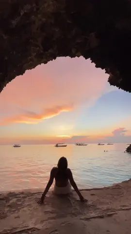 May favorite beach in Boracay! Less crowded, has the best sunset and instagrammable spots! 😍☀️🏝️✨ #diniwid #diniwidbeach #diniwidbeachboracay #boracay #boracayisland #boracaysunset #fyp #foryoupage 