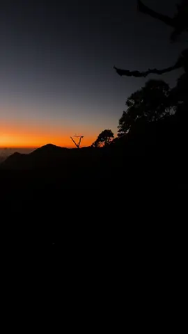 Dader diak,Ramelau❤️⛰️🍃#ramelaumountain #sunrise #nainfetoramelau🇹🇱 #lewatberanda #tiktoktimorleste🇹🇱🐊foryoupage #lewatberandamu #fyp 
