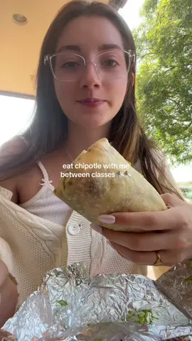 The amount of times I bit into a bad piece of steak was painful 🥲🥲💔 @Chipotle #eatwithme #mukbang #chipotle 