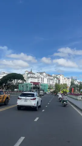 Dạo trên phố Đà Lạt sớm nay #dalat #langthangdalat #dalatreview #dalatstory #reviewdalat #thanhphodalat #rongchoidalatgroup 