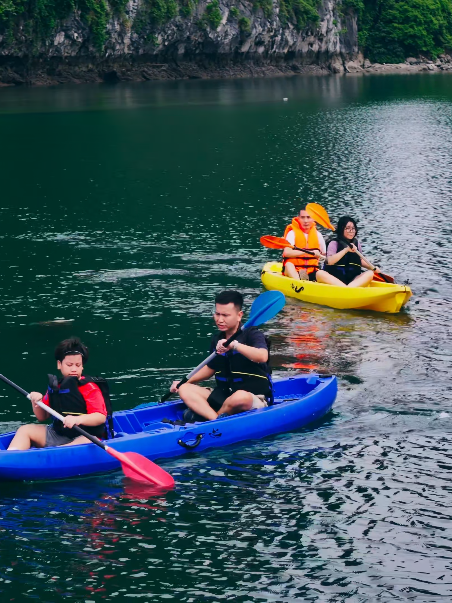 Có thể nói, Vịnh Hạ Long là một trong những điểm chèo thuyền kayak lý tưởng khi du khách ghé thăm Việt Nam, với phong cảnh hữu tình nên thơ từ loạt dãy hang động và núi đá vôi của nghìn năm tạo hóa.  --- It can be said that Ha Long Bay is one of the ideal destinations for kayaking when visiting Vietnam, thanks to its picturesque scenery of ancient limestone mountains and caves shaped by millennia of nature's artistry. #halong #seastarscruisehalong #kayak #dulichvietnam #sea #xuhuong