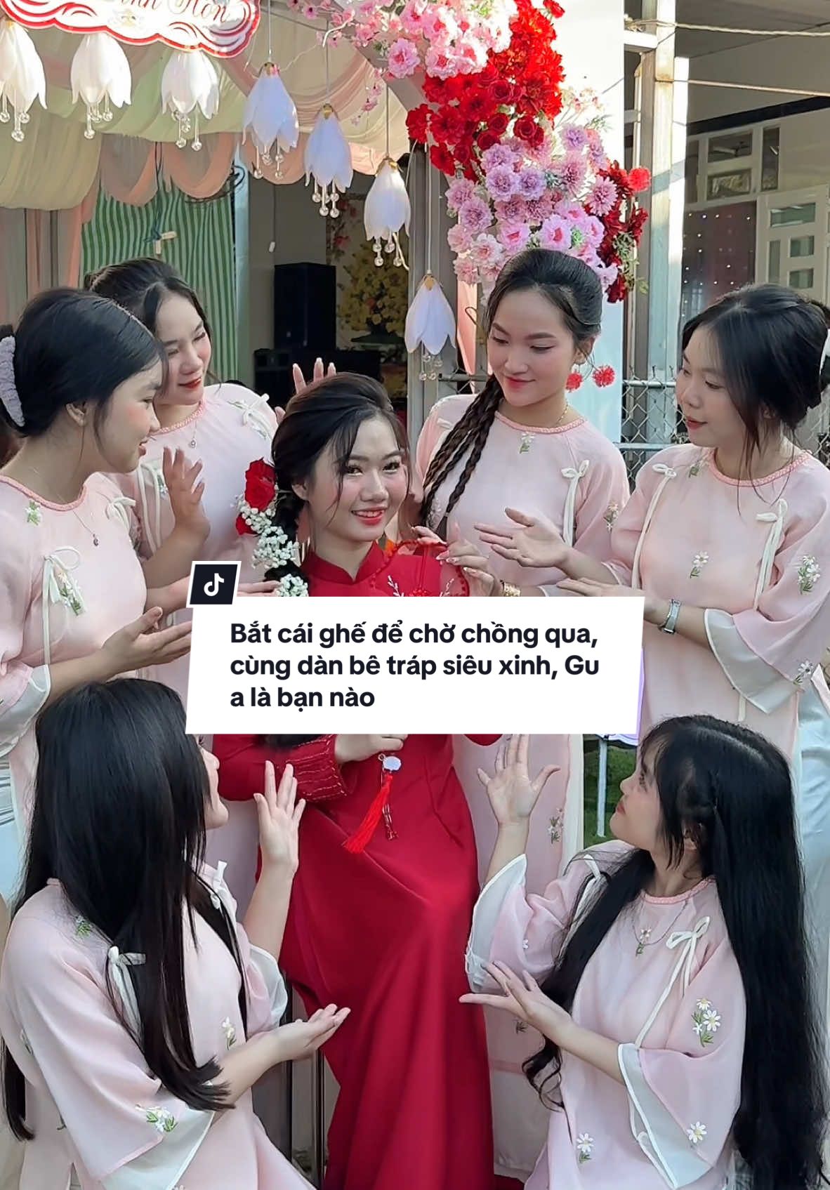 Bắt cái ghế để chờ chồng qua, cùng dàn bê tráp siêu xinh, Gu a là bạn nào #makeup #photo #xinh #damcuoi #mientay #fyp #vacaiket #tungleemakeup #xuhuong #tiktok 