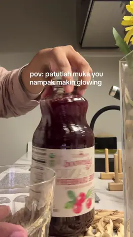 dah restock dah fav juice ni. Yang ni tak ada sugar tau. Rasa fresh lepas minum ni. Sesuai untuk orang yang nak buat gut reset. Bagus untuk dalaman especially untuk wanita #lakewood #cranberryjuice #lakewoodcran #gutreset 