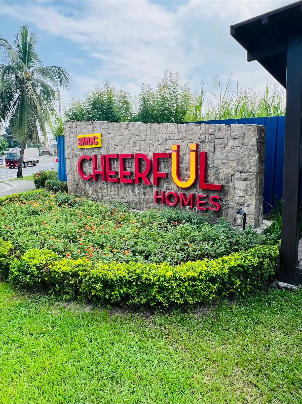 SMDC Cheerful Homes Location: Mabalacat City, Pampanga Developer:SM Development Corporation Status: RFO Monthly Downpayments Starting at ₽10,000+, with a reservation fee of ₽20,000. Nearby Places: Clark Freeport, Clark International Airport, SM Clark, MarQuee, churches, schools, and easily accessible roads such as SCTEX, NLEX, and National Road(McArthur Highway). Units Offered: - Flexi A Units (32.5 sqm/Floor, 50-100 sqm/Lot) - End - Inner - Flexi B Units (22 sqm/Floor, 36-88 sqm/Lot) - End - Inner - Flexi C (with Parking) Units (29.6 sqm/Floor, 60 sqm/Lot) - Flexi D (with Parking) Units (25.5 sqm/Floor, 55 sqm/Lot) Five-star Amenities: - Clubhouse - Children's Playground - Swimming Pool - Basketball Court - 24/7 Security - Gated Community For reservations and inquiries please send me a message . #propertyinvestment #HouseAndLotForSale #homeinvesting #investmentproperty #HouseAndLot #HouseAndLotPhilippines #homesearching #HouseHuntingJourney #cheerfulhomes #smdc #realestate #fyp #fyppppppppppppppppppppppp 