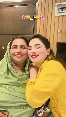 اللّہ زندگی دے ماں تُجھے تیرا کوئی نعمل بدل نہیں🤲اور میری ماں اس سے بھی زیادہ پیار کرتی آسے پاسے ہون ہی نئی دیندی مینوں🤲❤️ماشا اللّہ🤲❤️#therealmehakmalik #foryoupage #foryou #trending #trending #maa #viral 