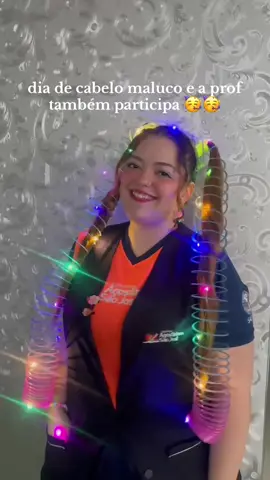 Dia de cabelo maluco e eu me inspirei hajaahahah 🥰 #cabelomaluco #cabelomaluconaescola #prof #professoranotiktok #professora  #semanadacrianca #ideiasecabelomaluco #cabelodemola #pedagogia #fyp #fy #foryou 
