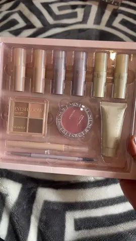 Great gift for anyone #makeup #beginner #gift #tiktokmademebuyit 