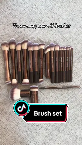 Affordable brush set #BeautyTok #falldealsforyou #tiktokshopfinds #tiktokshopblackfriday #tiktokshopcybermonday #tiktokshopholidaydeals #tiktokshopholidayhaul #fallfinds #giftideas #brushes #affordablemakeup 
