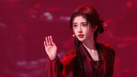 Cúc Tịnh Y đêm hội Douyin 12/10 Chị bé biểu diễn ca khúc 