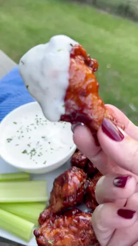 These fried honey bbq wings are so so good! #honeybbq #chickenwings #chickenwings #easyappetizers 